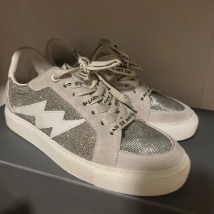 Zadig Voltaire skor - Hej,jag säljer mina super fina nya Zadig skor då dom tyvärr inte passa när jag fick hem dom tveka inte på att höra av dig om du är intresserad!💞