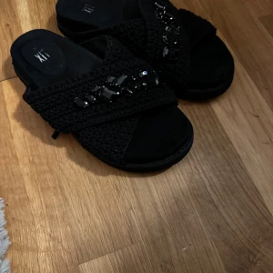 tofflor  - säljer dessa svarta tofflor från din sko, bra kvalité inget som är sönder bara XIT texten lite borta, men annars hur fina som helst 