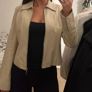 Beige skinnjacka från Rock n Blue - Snygg beige skinnjacka från Rock'n Blue, den är ljusare beige än på första bilderna, figursydd på kroppen och den är Vintage!🌸💕