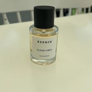 ESSNCE Clean Vibes Eau de Parfum 50ml - Parfym från essnce i doften clean vibes. Parfymen är inspirerad av Byredo Blanche. Luktar väldigt fräscht och cleant. Använd några gånger andra bilden visar hur mycket som finns kvar. Orginal förpackning medföljer ej. 