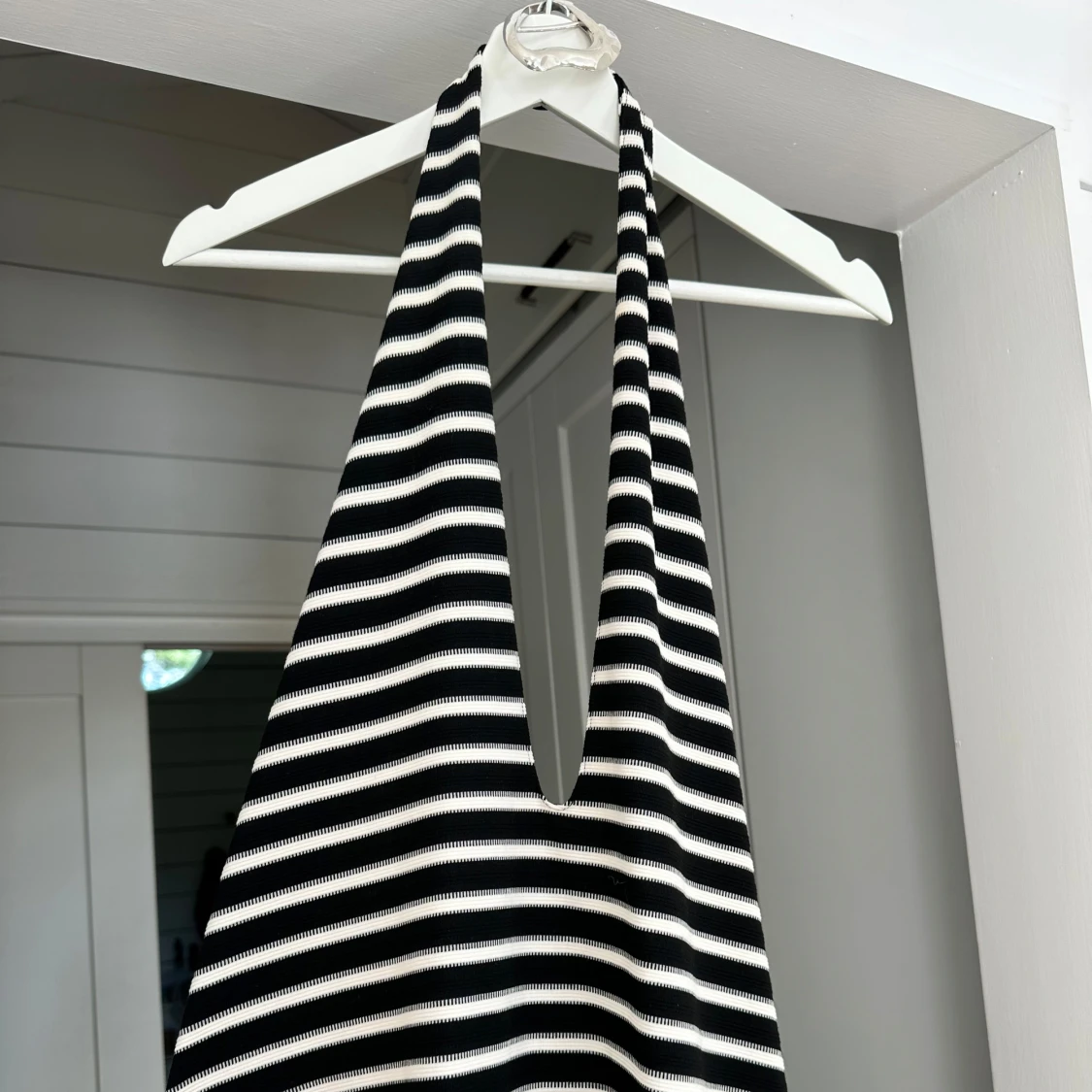 Svartvit randig långklänning - 1