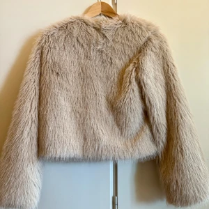Beige pälsjacka från Gina Tricot XS - Säljer en fluffig  beige pälsjacka från Gina Tricot i storlek XS. Jackan har långärmad design, och är tillverkad i mjukt syntetmaterial , endast testad , tryck gärna på ”köp nu”❣️