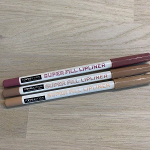 3 st Super Fill Lipliner från Revolution - Säljer tre läppennor från Revolution i nyanserna Dream (ljusbeige), Cream (mellanbrun) och Glam (mauve/rosa-brun). Pennorna har vit kropp med färgade lock som matchar nyansen. Perfekta för att forma och definiera läpparna med snygg precision.💄💗