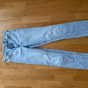Ljusblå straight jeans från &Denim - Säljer ett par ljusblå jeans från Hm med rak passform och hög midja. 