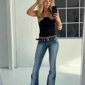 Blå bootcut jeans - Snygga blå bootcut jeans med ljus tvätt och klassiska fickor. Byxorna är lågmidajde o väldigt sköna 
