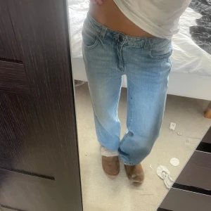 Ljusblå raka jeans från Gina Tricot - Köpte dom för 2 veckorsen för 400 Säljer ett par ljusblå jeans från Gina Tricot i rak modell. Jeansen har klassisk femficksdesign, normalhög midja och är tillverkade i mjukt denimtyg. Perfekta för en chill och avslappnad look.