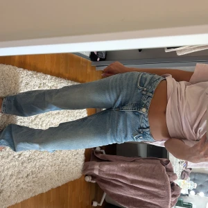 Lågmidjade ljusblå jeans från Gina - Säljer ett par snygga lågmidjade jeans från Gina tricot i ljusblå. Storlek 158 men skulle säga att de passar xxs
