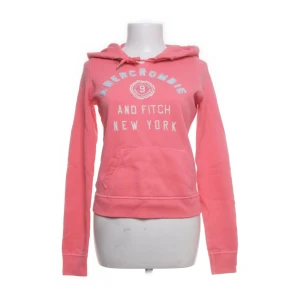 rosa hoodie! - säljer denna så snygga hoodie som är köpt på sellpy, men tyvärr var den för liten💓💓 har tyvärr inga bilder på💓väldigt bra skick!☺️
