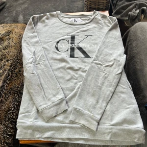 Grå Calvin klein tjock tröja  - Grå Calvin Klein tjock tröja/ bra skick lite smutsig men försvinner i tvätten/ storlek S