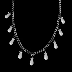 Silverhalsband med droppformade pärlor - Stilrent halsband i silverfärgad kedja med hängande droppformade vita pärlor. 