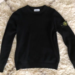 Stone island tröja - Stone island tröja i storlek S, använd ett par gånger och inga defekter syns, är som ny. Hör gärna av er för mer frågor! Skickas inom samma dag