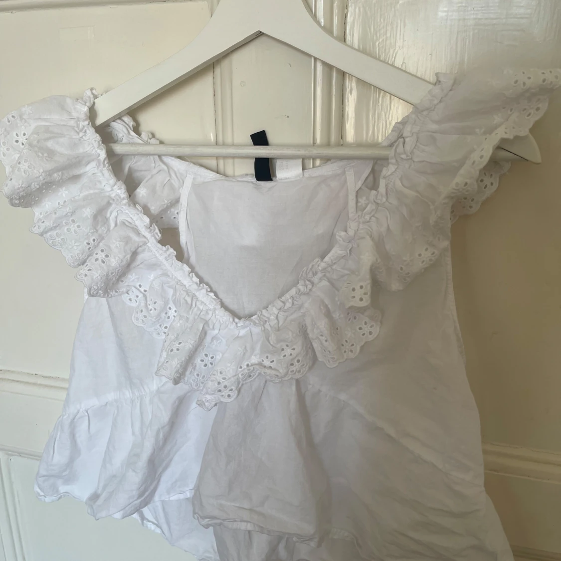 Vit blus med volang och broderi - 2