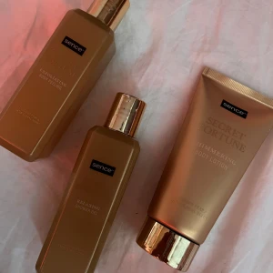 Sence dusch-set - HELT oanvända!Lyxigt set från Sence Secret Fortune med tre produkter: Shimmering Body Lotion, Exfoliating Body Peeling och Relaxing Shower Gel. Alla i snygga guldiga förpackningar med päron- och blommig doft. Perfekt för dig som vill ha glow och fräsch känsla.