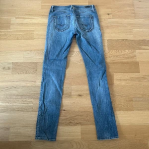 Replay Jeans  - Ett par jeans i absolut topp skick. Nypriset på dessa jeans ligger på runt 1000kr. Längden på byxorna är 102cm och midjan 37cm jämför gärna med ett par egna och sen är det fritt fram att använda ”köp nu”.