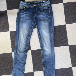 Miss me jeans-RARE🔥 - Galet rare! Miss me jeans.                                                                             Inga defekter och bra skick 27/33(inseam=33inches).                                                                 Kan diskutera pris!