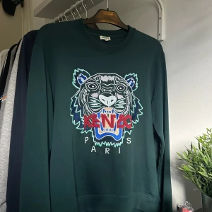 Mörkgrön Kenzo sweatshirt med tiger - En väldigt fin kenzo tröja i storlek m. (Sitter som L/m. Köpt för ett par år sedan (när tröjan gick att få tag i) på kenzos hemsida. Inga hål eller skavanker. 
