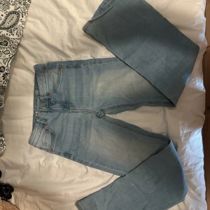 Ljusblå jeans från LAB Industries - Säljer ett par ljusblå jeans  i storlek  152. Lagade bak men annars som nya 