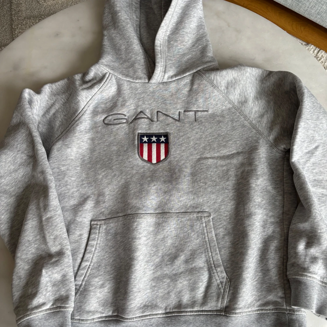 Grå hoodie från GANT