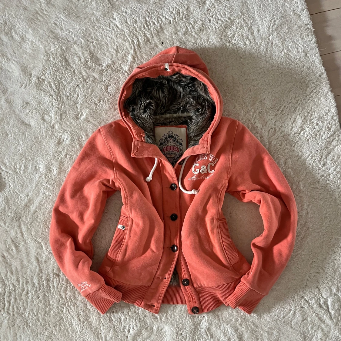 Korallfärgad teddyjacka från Geddes