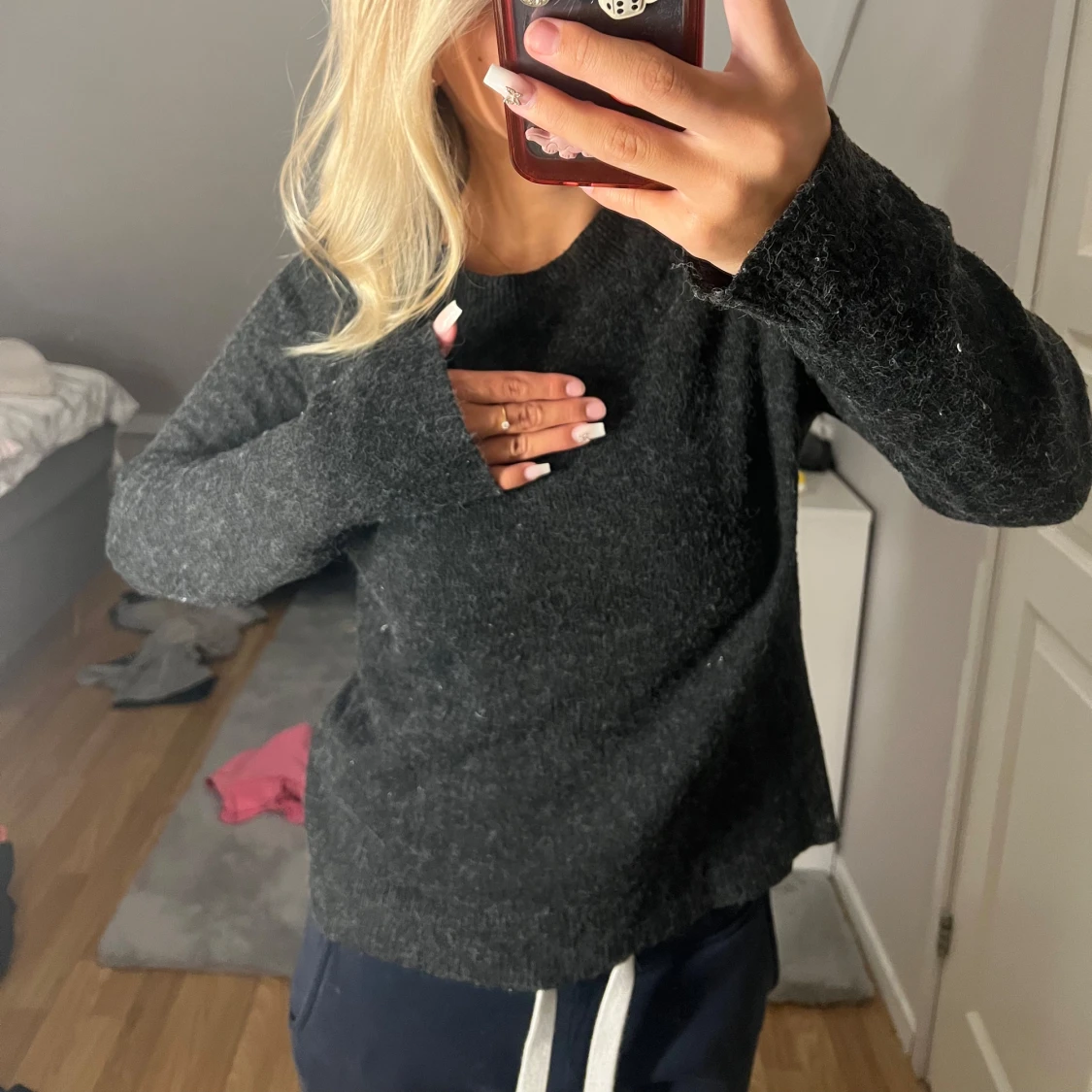 Mörkgrå stickad tröja med rund hals - 1