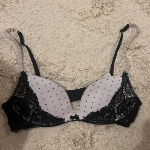Intimissimi bh - Superfin bh i den populära modellen! Köpt på deras butik i Italien och finns inte att få tag på i Sverige, därav högt pris