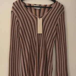 Fint randigt set från Neo Noir - Säljer ett sååå snyggt set från Neo Noir (tröja och långkjol) 💗det är helt oanvändt med prislappen kvar på tröjan, storlek XS i kjolen och S i tröjan!!💞 går att köpas tillsammans eller separat och priset kan absolut diskuteras!!( ordinarie pris ca 800kr/ del)  kontakta mig vid frågor eller funderingar💗