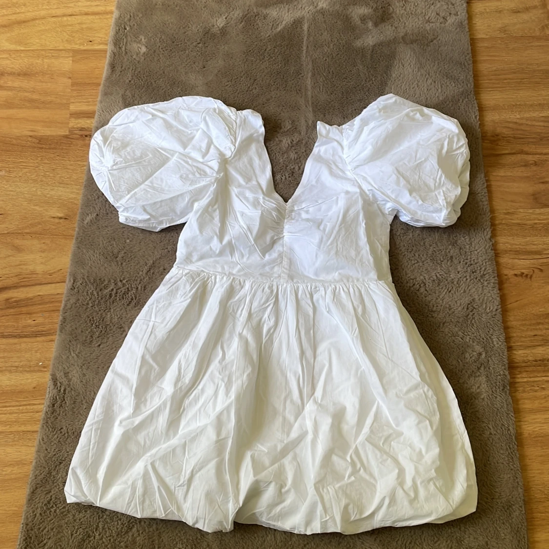 Vit puffärm klänning från Gina Tricot