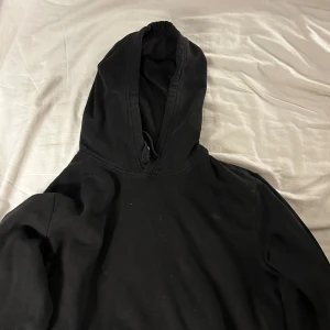 Svart basic hoodie med huva - En svart hoodie med klassisk huva och lång ärm. Priset kan diskuterasss!