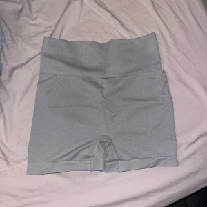 Ljusgrå seamless träningsshorts - Snygga ljusgrå seamless shorts med hög midja och tight passform. Perfekta för gymmet eller andra träningspass. De har en bred resår i midjan och scrunch-detalj bak för extra shaping. Mjukt och stretchigt material som sitter skönt hela dagen.