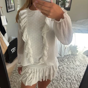 Blus från Gina tricot Young - Super snygg blus från Gina tricot Young i storlek 164. Men passar en Xs/S. Använd ca 2 gånger.