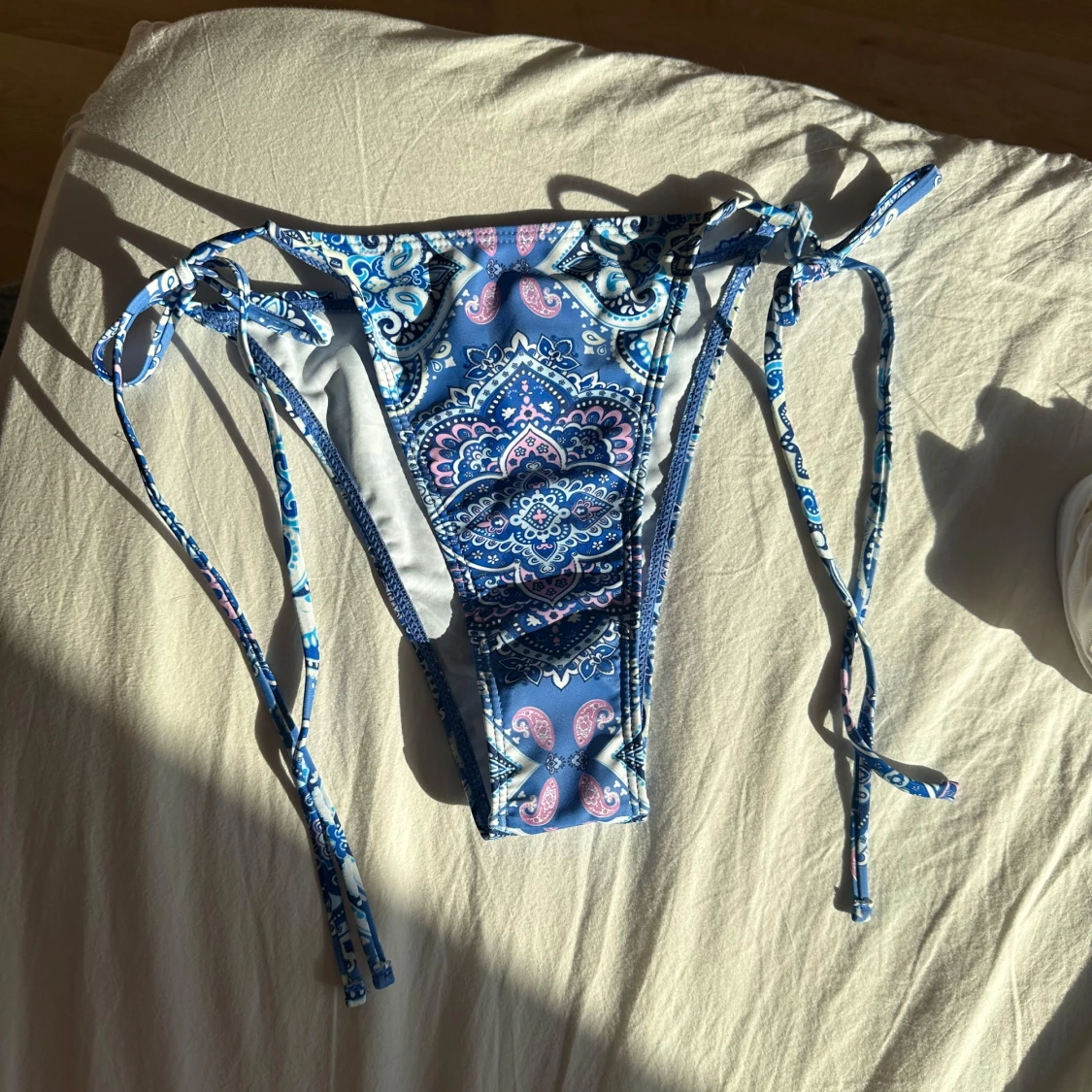 Blå bikiniunderdel med snörning