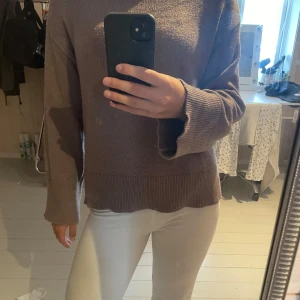 Brun stickad tröja från lager 157 - Brun stickad tröja från lager 157. Vida armar med breda muddar och en liten slit nere på sidan. Storlek s. Andvänd ca 3 ggr. Säljer för att jag inte använder.