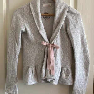 Odd Molly kofta - Grå odd Molly kofta i xs/s med rosa detaljer 