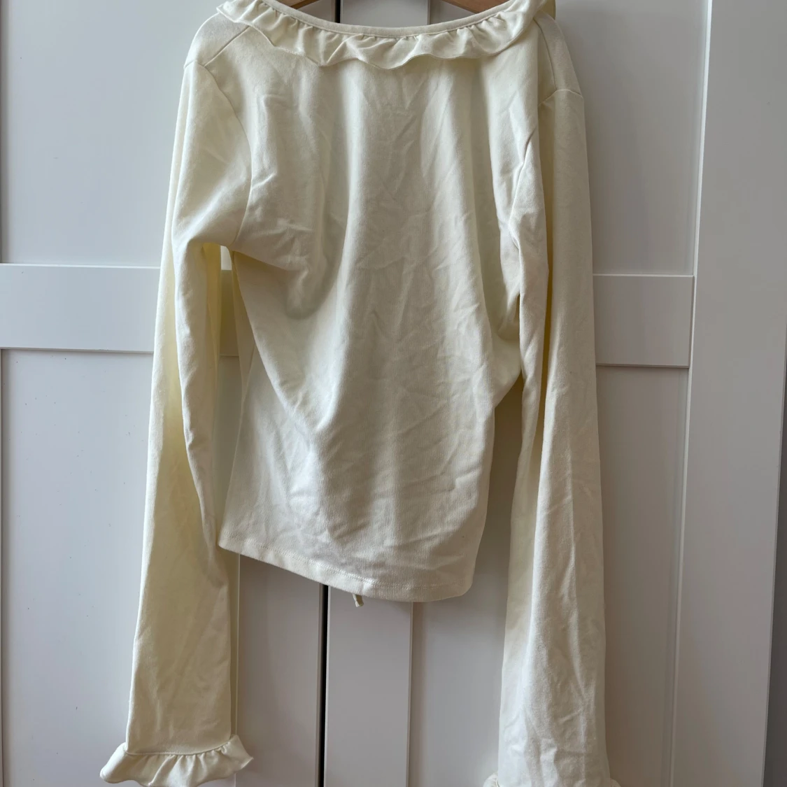 Krämvit volangblus från Gina Tricot - 1