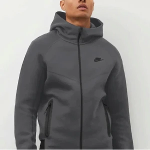 Nike tech - Använd fåtal gånger. Tröja i S och byxa i M men passar som s