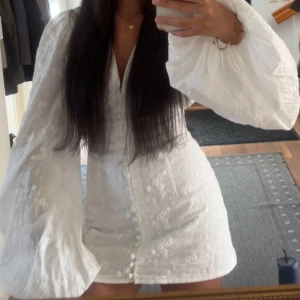 Adoore Florence klänning  - Sååå fin adoore klänning som jag säljer då den inte kommit till användning typ nånting denna sommar. Den är uppsydd till att passa en runt 165cm och särskilt med lång överkropp och korta ben. Från nacken och ner är klänningen ca 65 cm lång så jag skulle rekommendera att mäta den längden på sig själv för att vara säker att den passar 💓💓