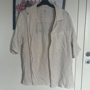 Randig skjorta från Zara - Säljer en beige och vit randig skjorta från Zara. Stl M. Mycket bra skick
