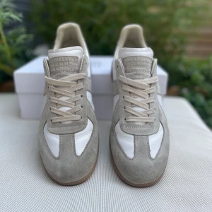 Maison margiela skor - Säljer nu mina galet snygga masion margielas på grund av att dem inte passar längre. Dem är väldigt sparsamt använda då jag bara har använt dem ett få antal gånger. Og box och dustbag tillkommer. Dem är storlek 41 men är lite stora i storleken. Tveka inte på att höra av er vid minsta fråga!
