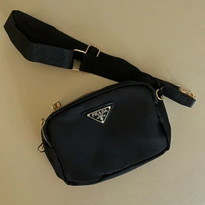 Svart väska  - Oanvänd svart väska med 3 fack 