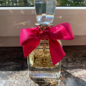 Juicy Couture, viva la luicy  - Juicy Couture parfym, mer än hälften kvar. I en söt och kvinnlig doft.🩷