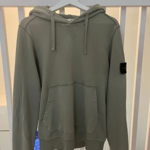 Grön Stone Island hoodie - Väldigt skön Stone Island hoodie i bra skick.