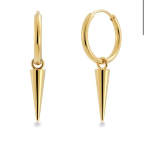 Edblad peak hoops gold - Säljer ett par coola örhängen från Edblad som inte fått visa upp sig särskilt ofta…  De är med andra ord rena och fina🌟men kommer rengöras innan de skickas! Orginalpris 399kr