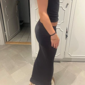 Soft touch ruched skirt- Gina - Säljer min snygga figursydda maxikjol från Gina då den inte kommer till användning🩶stretchigt material och resor i midja & höft. köpt för 299 och använda en gång😇jag är 167-168cm   