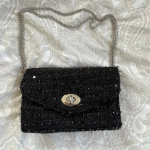 Becksöndergaard väska - Söt väska från Beck Söndergard i helt nytt skick! Super söt till jeans och lätt att bära runt på! Vid funderingar eller frågor tveka inte att höra av dig!!