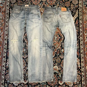 Vintage Levis 501 - Säljer sjukt feta Levis 501 med en galen tvätt och slitningar ! Mått sista bild  1:36cm 2: 24cm 3: 100cm 4: 19cm (detta är 1 par jeans) 