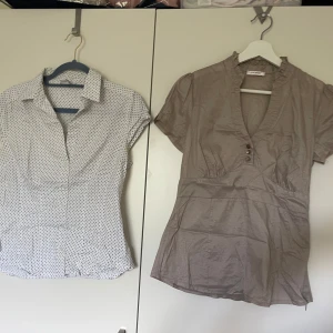 Två kortärmade skjortor, prickig & beige - Säljer två snygga skjortor! En vit skjorta med svarta prickar, klassisk krage och knappar framtill. Den andra är beige från Orsay, med v-ringning, kort ärm och dekorativa knappar vid urringningen. Båda har figurnära passform och är perfekta för en stilren look.Både passar storlek M (på vita står 42 storlek men det stämmer inte)