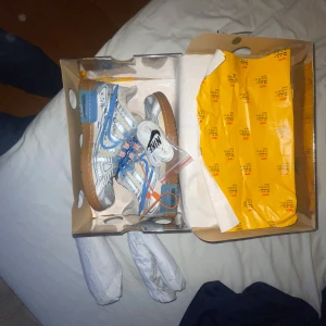 Nike x Off-White. Air rubber dunk. - Använt skick, men de har användning kvar i sig. Det finns tecken på användning men alla tillbehör medföljer. Köpta begagnade och är autenticated av företaget restocks. Säljer då jag inte använder de någonting. Kan gå ner i pris vid snabb affär. Vid minsta fråga eller fler bilder, hojta till!