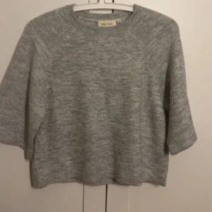 Trekvartärmad stickad tröja  - Säljer en grå stickad tröja med trekvartärm. Aldrig kommit till användning då jag har många liknade! 💘