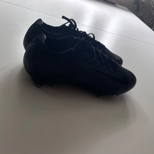 Svarta Nike fotbollsskor (elit) - Tjena! Säljer ett par svarta Nike fotbollsskor, pga för liten storlek. Skorna är använda max 30 minuter på en träning.  Ny pris 3000 kr 