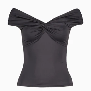 Svart offshoulder topp med knut - Svart off shoulder topp med knut där fram